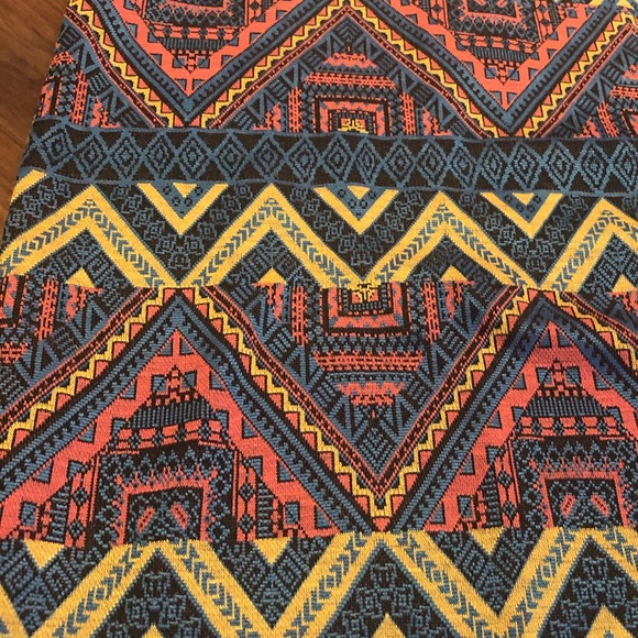 LuLaRoe Skirt. Large. Great pattern! Mid thigh - Picture 2 of 6